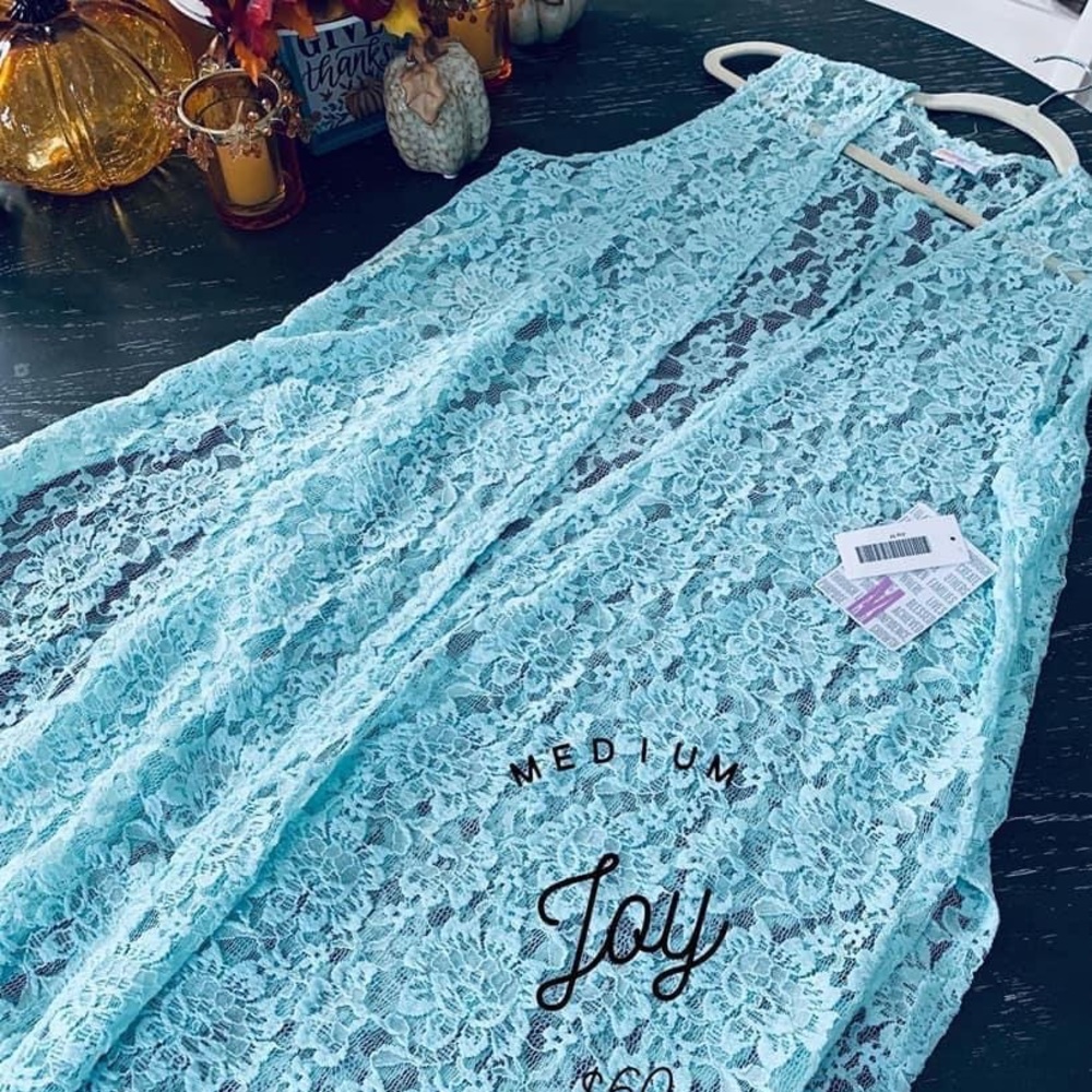 Beautiful LuLaRoe mint lace “Joy” duster vest.